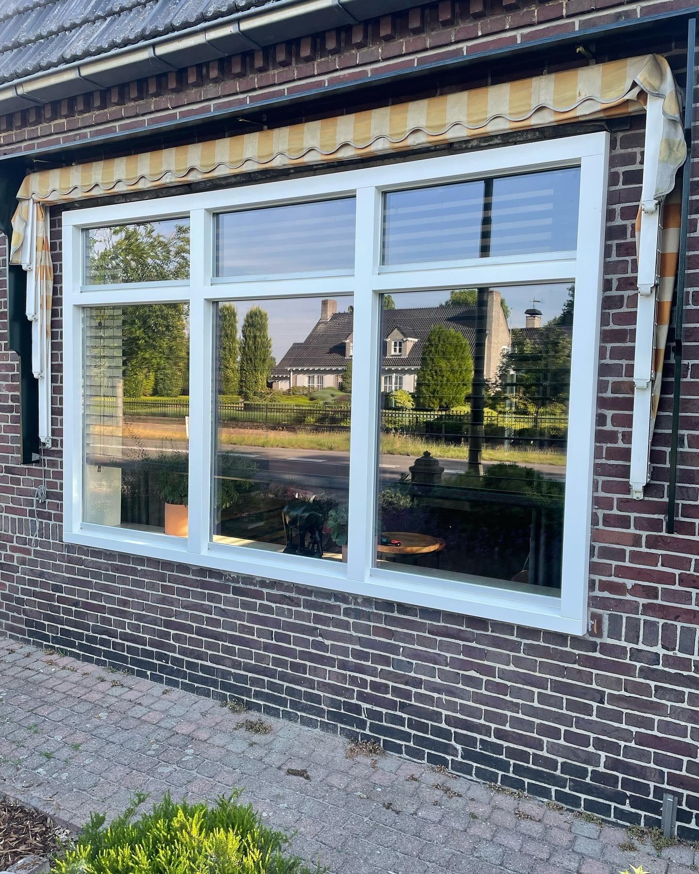 Kozijn na houtrot sanering hersteld en wit geschilderd