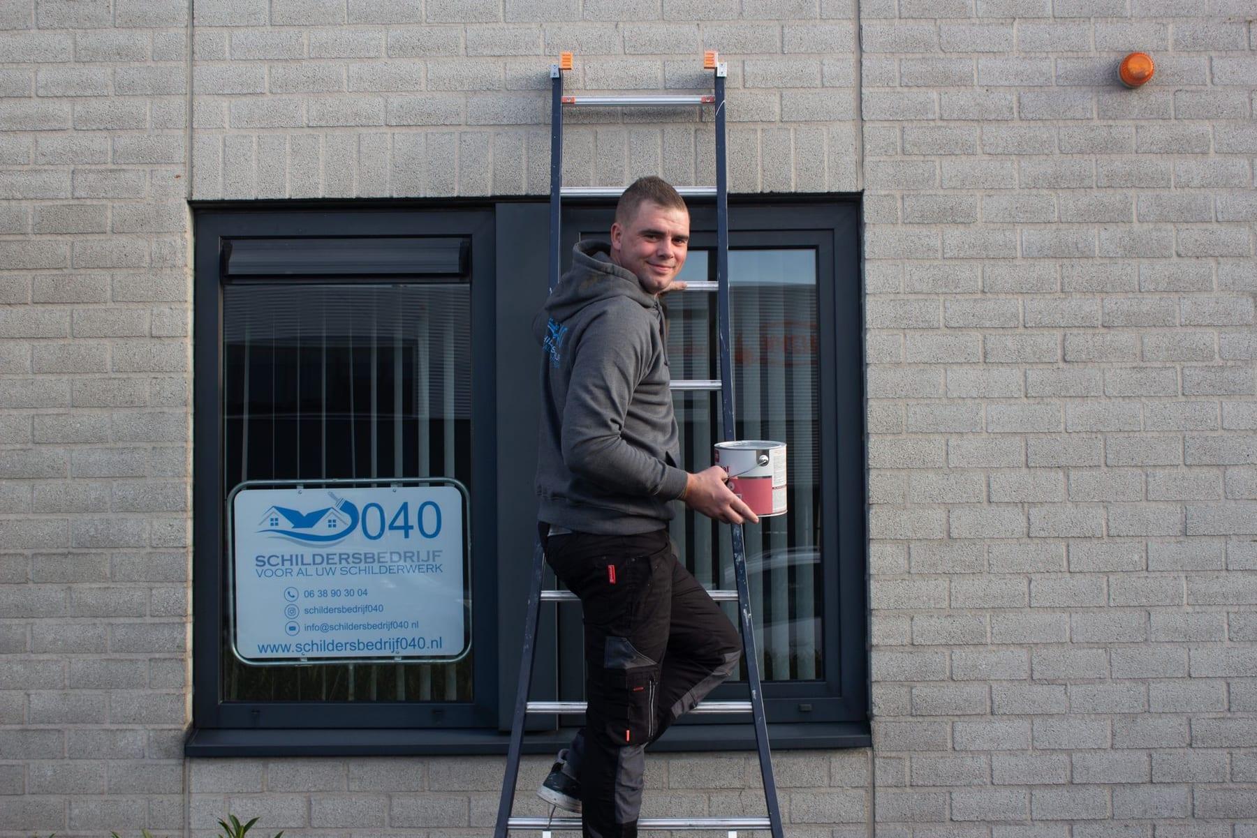 Jordy Jacobs op een trap, eigenaar Schildersbedrijf040